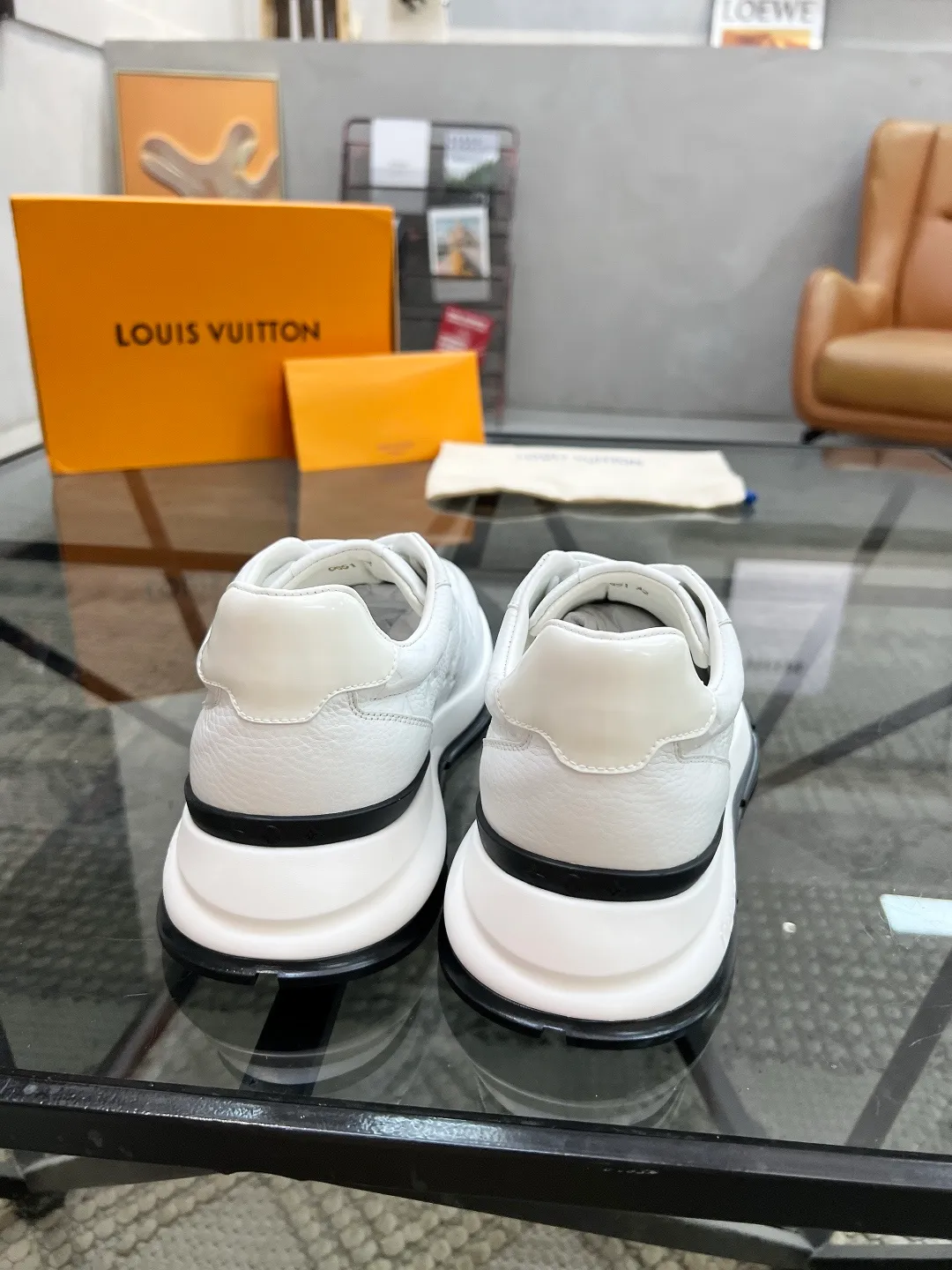 Factory price: 480💰LV🔍Top purchasing agent🇮🇹 Road Street God's new sneakers are coming and are available at counters simultaneously. Original factory configuration, original cowhide fabric imported from Italy, high-quality embossed splicing complex process, sports trendy person, imported water-dyed sheepskin lining, soles: Wang Yuan factory specially provides original soles, super comfortable, original factory single goods 🔍🔍High quality, you can enter and leave the counter at will, welcome to compare and synchronize with the counter, code number 38-44, customized 45